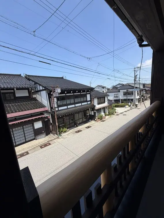 欄干越しの町並み