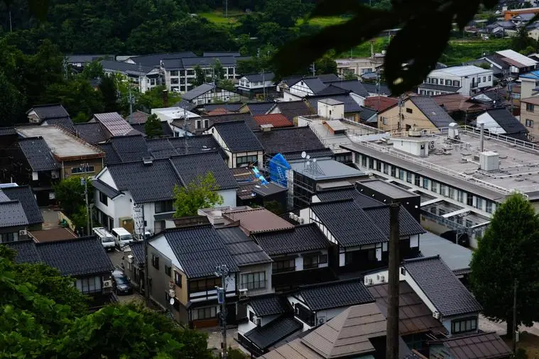 坂の町の家並み